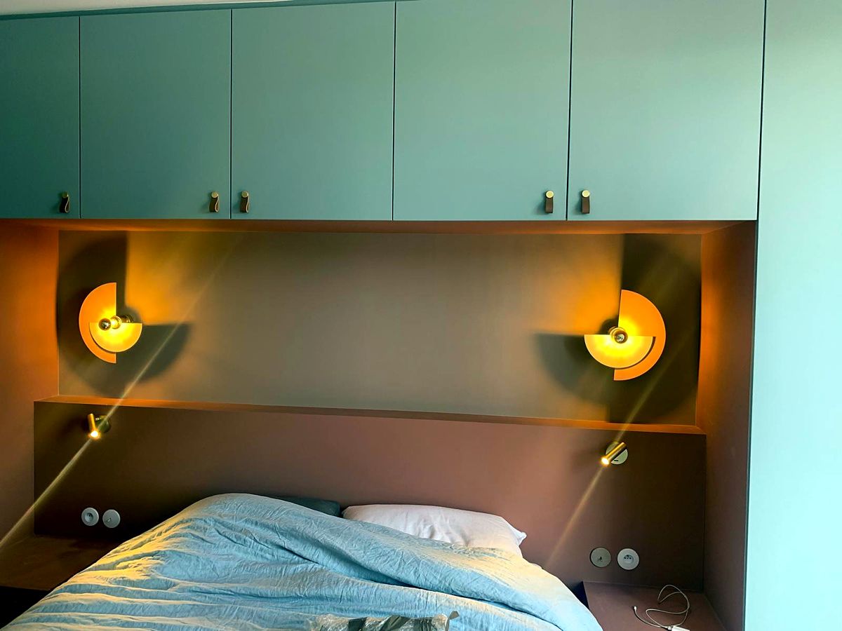 Tête de lit avec appliques et liseuses