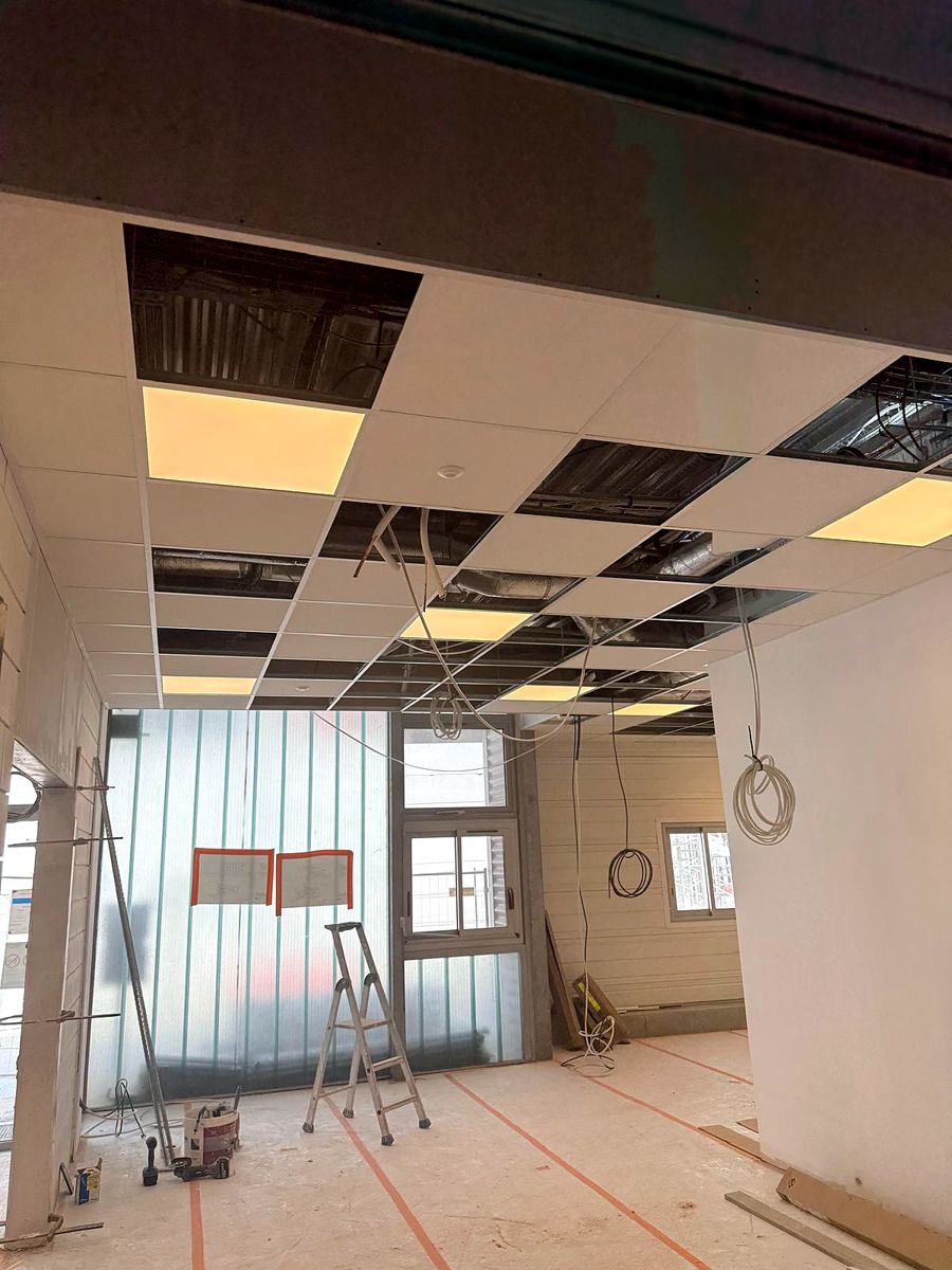 Chantier de bureaux avec dalles LED en faux plafond