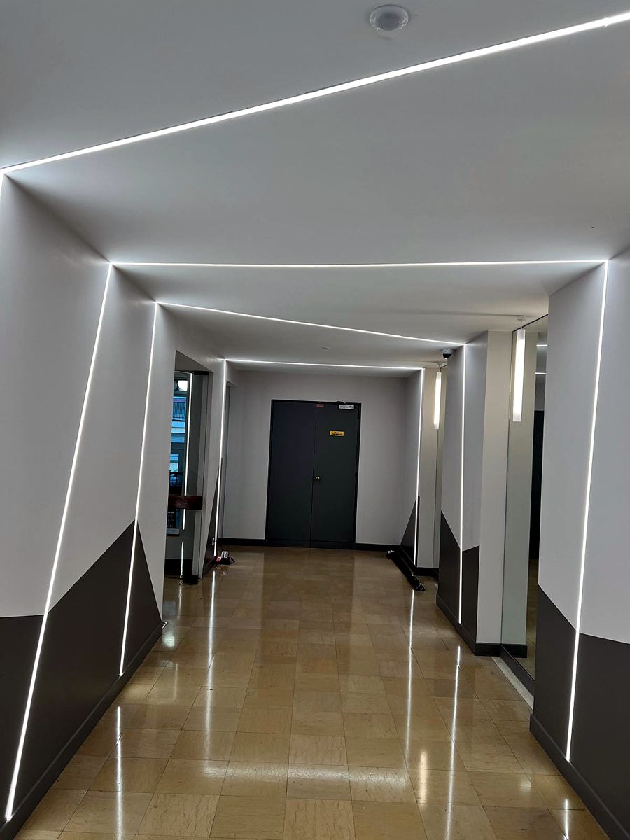 Hall d'immeuble éclairé par des lignes LED encastrées