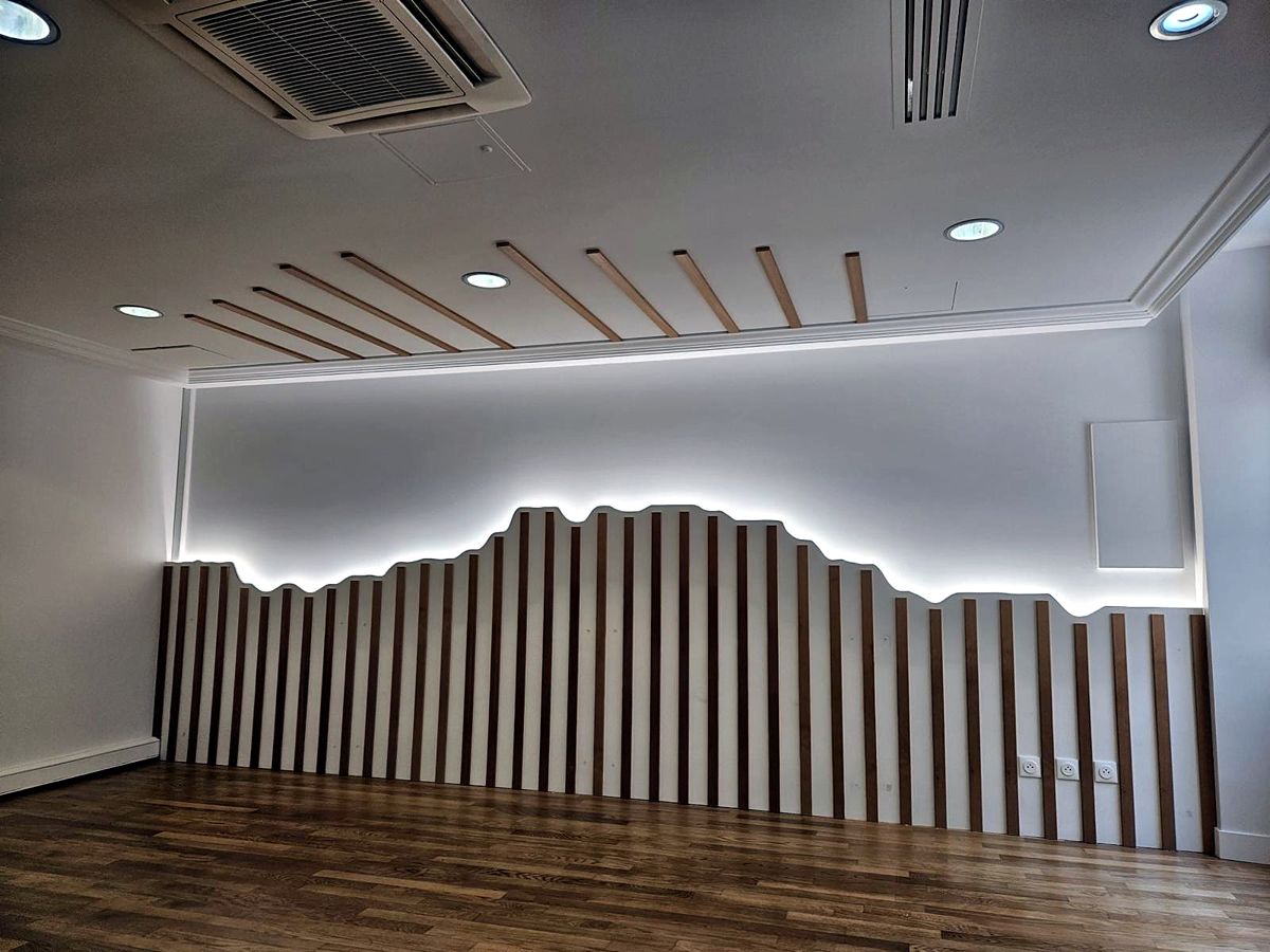 Mur en lames de bois rétroéclairé par un ruban LED
