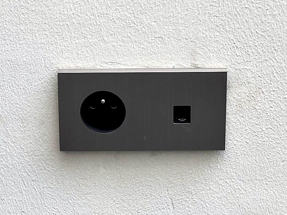 Prise électrique et prise réseau RJ45 sur plaque métal